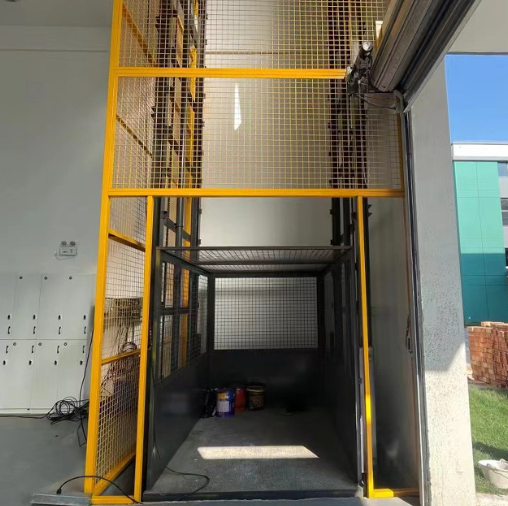 南城导轨式升降机助力物流园破解运输难题